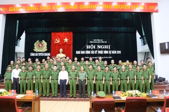 Senior Lieutenant General Le Quy Vuong, Deputy Minister of Public Security, Secretary of the Tuyen Quang Provincial Party Committee Chau Van Lam and other delegates at the event. Senior Lieutenant General Le Quy Vuong, Deputy Minister of Public Security, Secretary of the Tuyen Quang Provincial Party Committee Chau Van Lam and other delegates at the event.