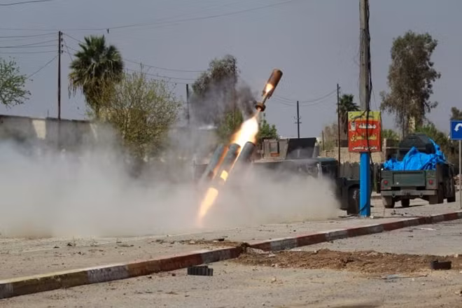 Iraqi rapid response members fire a missile against Islamic State militants during a battle with the militants in Mosul, Iraq March 29, 2017. REUTERS/Khalid al Mousily