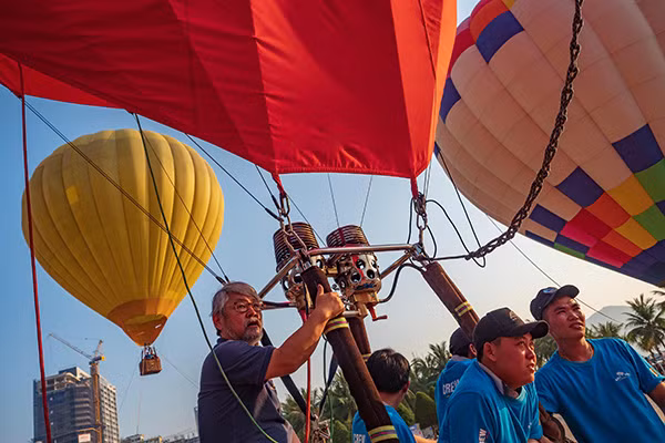 According to the Son Tra Peninsula and Danang Tourism Beaches Management Board, they have brought seven hot balloons including three large balloons in the shapes ofa chicken, octopus and heart, and two balloons for flying services.