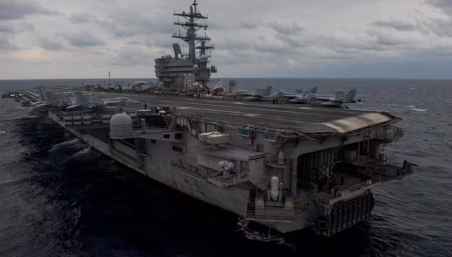 U.S. Navy plane crashes in Philippine Sea with 11 crew and passengers ảnh 1