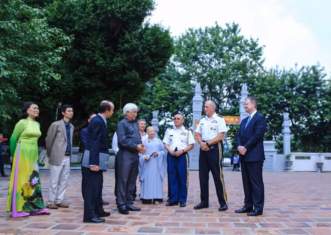 During the visit, Mr. Duong Trung Quoc briefed the international visitors on the history of the temple and precious historical information about Hai Ba Trung, the heroines of the Vietnam’s nation..