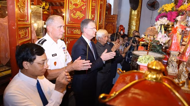 They also offered incense to pay tribute to Hai Ba Trung.