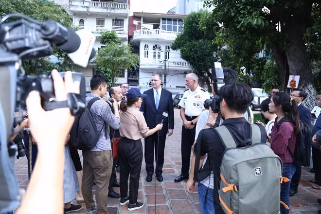 TSpeaking to the press at the end of the visit, General Robert B. Brown affirmed that the US military will cooperate with the Vietnamese military to maintain peace in the region and the world, and ensure freedom of navigation in the sea and compliance of international law.