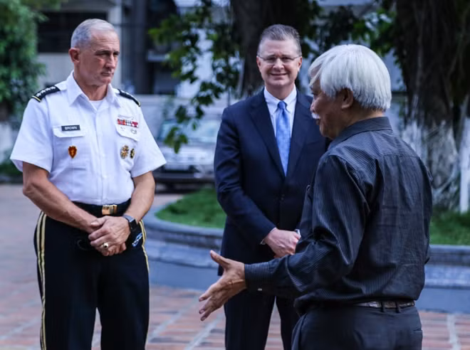 The US delegation was received by the temple’s representatives, nun Thich Dam Hieu of Vien Minh pagoda (part of Hai Ba Trung temple) and historian Duong Trung Quoc.