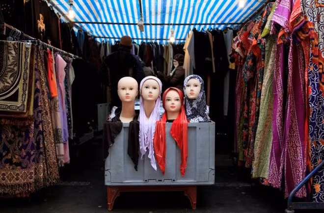 FILE PHOTO: People look at a market stall selling the hijab in east London, Britain January 20, 2011. REUTERS/Stefan Wermuth/File Photo