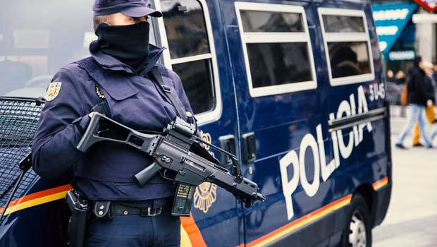 Spain hunts for driver in van rampage, says Islamist cell dismantled ảnh 1