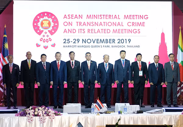 Minister To Lam and other heads of delegations attending the event.