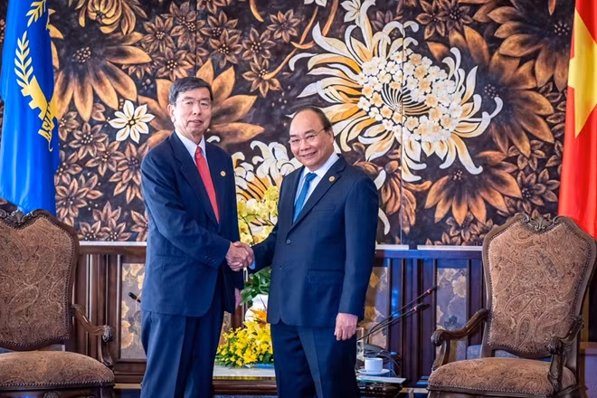 Prime Minister Nguyen Xuan Phuc meets ADB president in Danang.