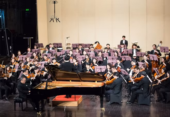 Vietnamese pianist Dang Thai Son on January 14's night performed with the Korean Symphony Orchestra at a concert in the Hanoi Opera House. This was the first time Son performs with the orchestra from the Republic of Korea (RoK) under the leadership of conductor Chi-Yong Chung.