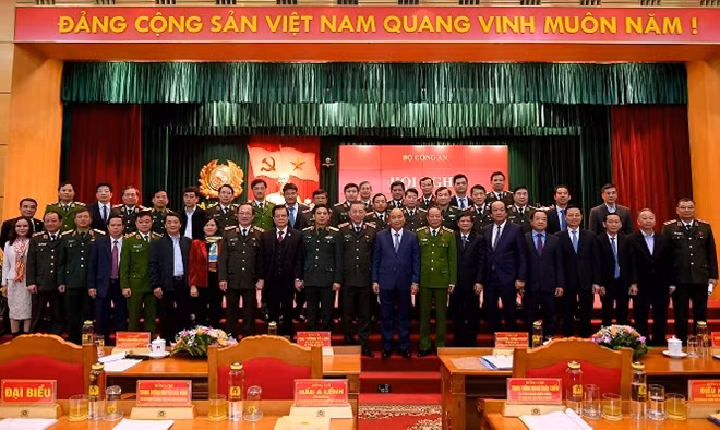 PM Phuc, Minister To Lam and other delegate at the conference.