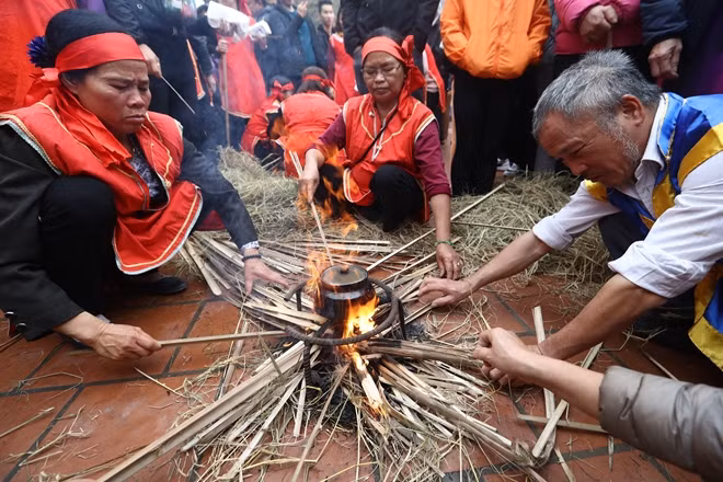 The most unique feature of the competition is the rice cooking part. According to custom, the villagers cook rice with pots placed on a tripod over a fire of straw and wood, then the pot is buried in ash until it is finished.