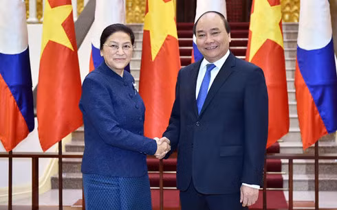 Prime Minister Nguyen Xuan Phuc (R) receives Lao National Assembly Chairwoman Pany Yathotou on March 6.