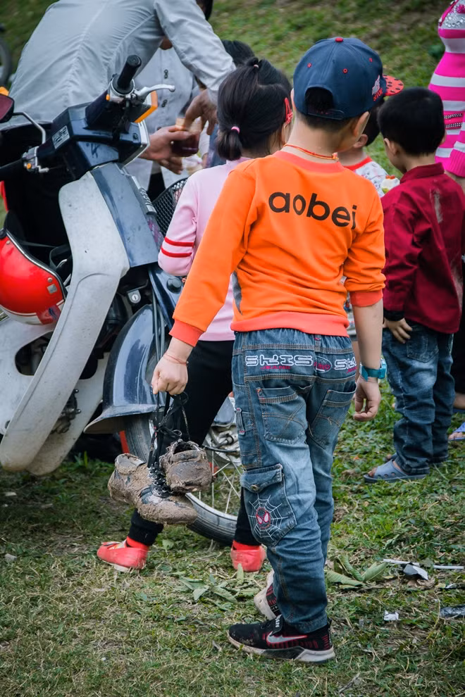 There are hundreds of strong men trying to catch it in the hope of having luck for their family and even village, so the competition of catching is stiff. The festival of catching Phet in Hien Quan attracts many people.