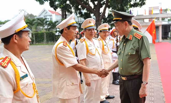 Minister To Lam and the leaders of the Kon Tum Provincial Police Department.