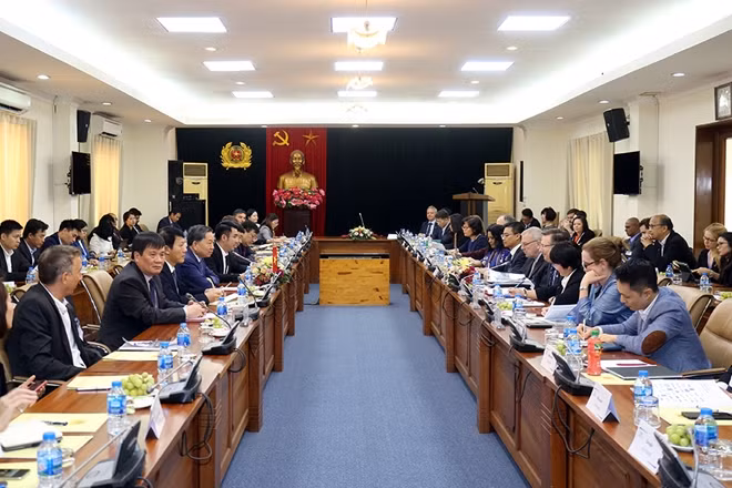 Minister To Lam, Mr. Alexander Feldman and delegates at the meeting.