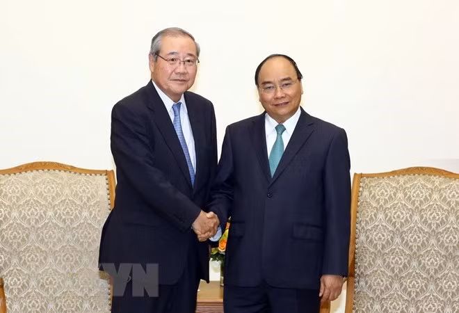 Prime Minister Nguyen Xuan Phuc (R) and SMBC and SMFG President Koichi Miyata (Source: VNA)