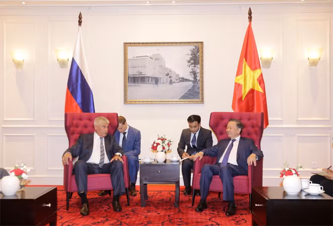 Minister To Lam receives Minister of the Interior of the Russian Federation.