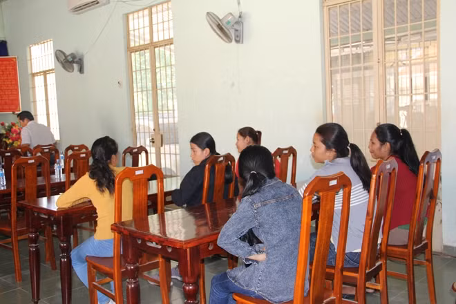 The six Cambodian women, handed over to the Cambodian authorities, included Noeurn D. (18), Neang T. (17), Thip A. (32), Phal S. (29), Phorn C. (23) Kong S. (18).