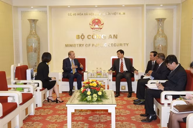 Deputy Minister Nguyen Duy Ngoc, Mr. Mohamed Berrah and delegates at the meeting.