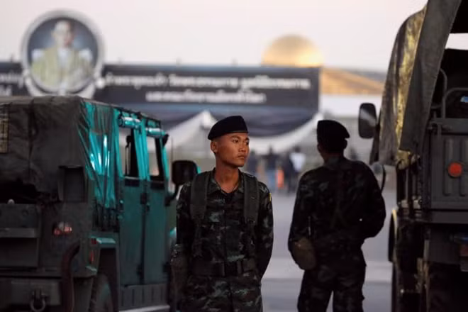 Thai army personnel stand outside Dhammakaya temple in Pathum Thani province, north of Thailand February 16, 2017. REUTERS/Jorge Silva
