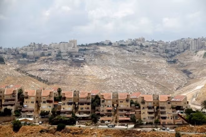 Houses are seen in the West Bank Jewish settlement of Maale Adumim as the Palestinian village of Al-Eizariya is seen in the background May 24, 2016. REUTERS/Baz Ratner