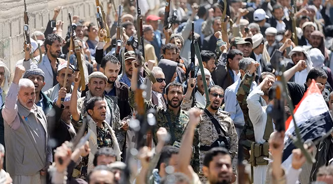 Armed people demonstrate outside the United Nations offices against Saudi-led air strikes on funeral hall in Sanaa. (Photo: Reutes)