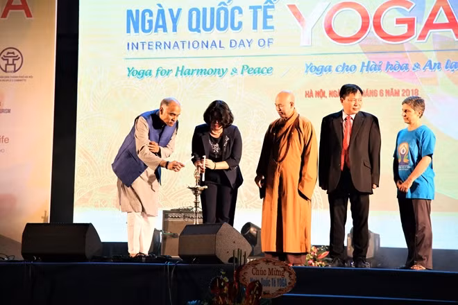 On June 16, the Indian Embassy in collaboration with the Ministry of Foreign Affairs, the Ministry of Culture, Sports and Tourism; the Hanoi Municipal People’s Committee; and Bao Viet life insurance company held a yoga performance in Hanoi. On June 16, the Indian Embassy in collaboration with the Ministry of Foreign Affairs, the Ministry of Culture, Sports and Tourism; the Hanoi Municipal People’s Committee; and Bao Viet life insurance company held a yoga performance in Hanoi.