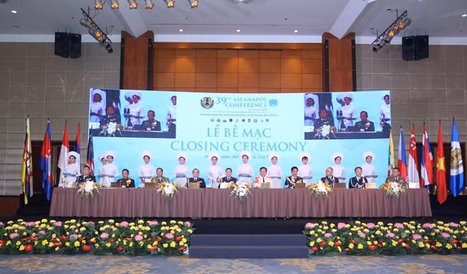 Head delegates signing Joint Communique, determining the directions for cooperation among regional police forces and between the ASEAN member countries’ police forces and ASEANAPOL’s partners.