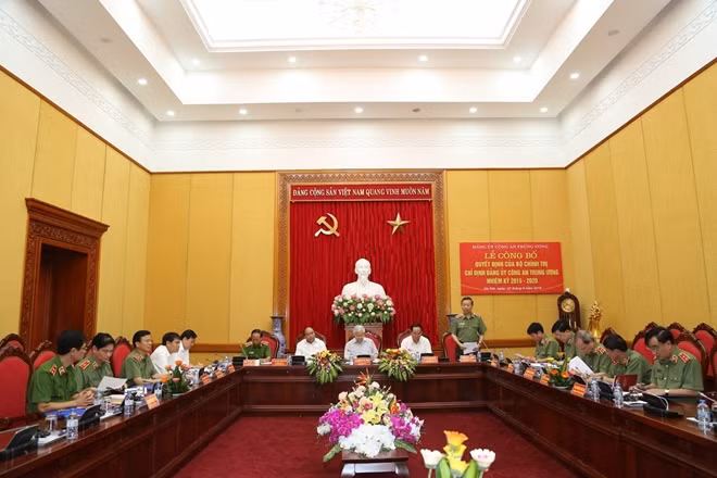 Senior Lieutenant General To Lam, Minister of Public Security speaks at the first meeting of the Central Public Security Party Committee (tenure 2015-2020)