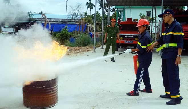 Quang Nam Police provides student with fire safety regulations.