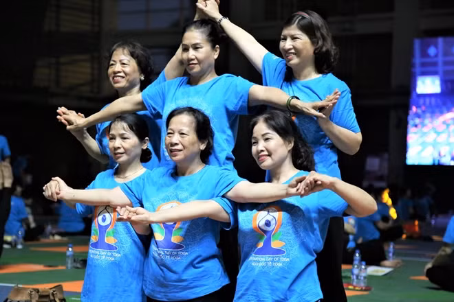 Many yogi participating in the performance. Many yogi participating in the performance.