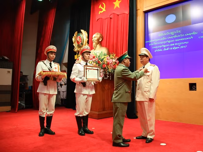 Lieutenant General Somkeo Silavong, Minister of the Lao Security Ministry, awarded the Second-class Labor Order to Lieutenant General Bui Van Nam, Deputy Minister of Public Security of Vietnam.