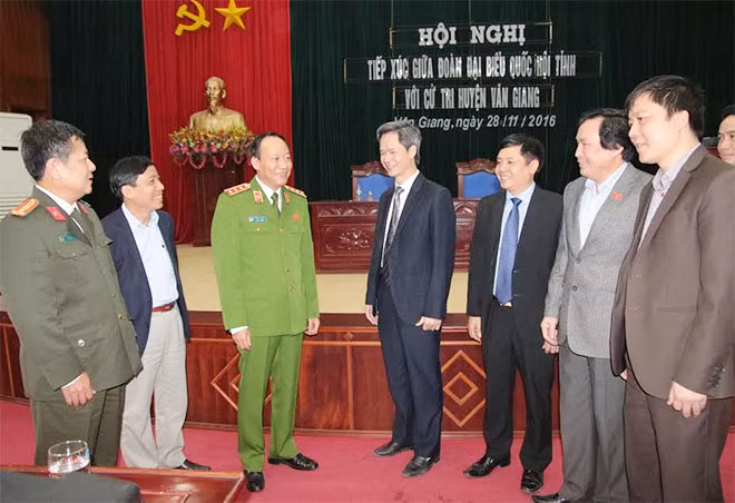 Deputy Minister Le Quy Vuong meeting voters in Hung Yen Province.