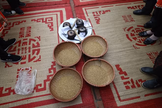 As the rice is cooked in bronze pots only until the incense sticks burn out, the whole competition takes place within just one hour. Competitors often play a little trick on the organising board: they make many heaps of ash on the ground and hide their rice cooker in one of them so that the board’s member will take longer time to find their cooker, ensuring the rice will be well-cooked.
