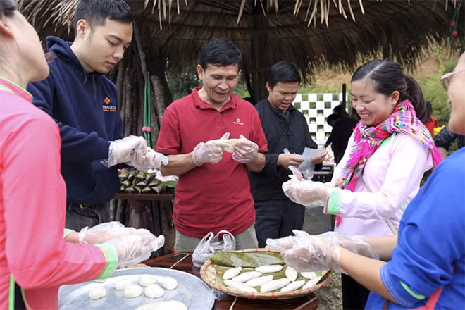 After enjoying the specialties, visitors can join the Northwestern cultural space with sap dances, traditional folk games, shows of making banh chung (square glutinous rice cake), banh day (round glutinous rice cake). In particular, on Saturday and Sunday, visitors can witness a traditional wedding of the Dao ethnic people.