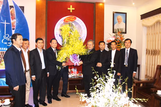 The delegation congratulating the Thanh Hoa Cathedral.