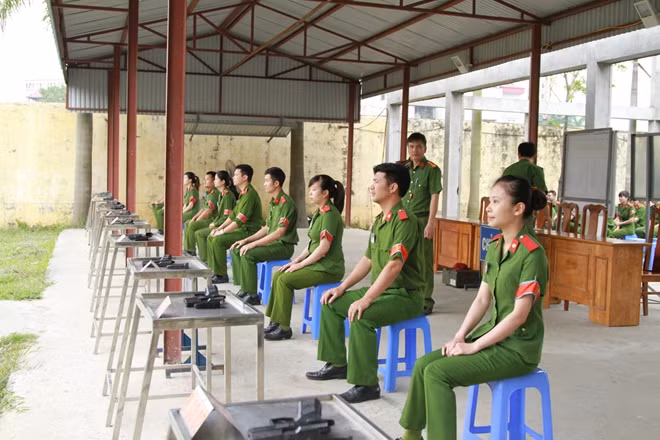 Students of People's Police Academy practice shooting and martial arts ảnh 4