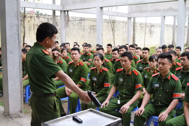 Students of People's Police Academy practice shooting and martial arts ảnh 2