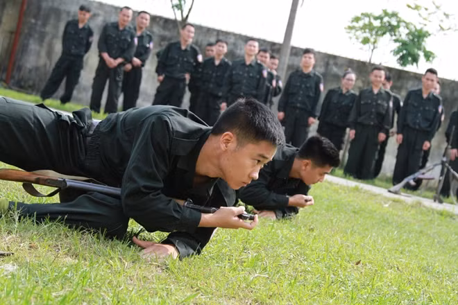 Students of People's Police Academy practice shooting and martial arts ảnh 7