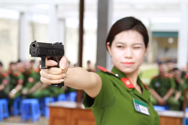 Students of People's Police Academy practice shooting and martial arts ảnh 6