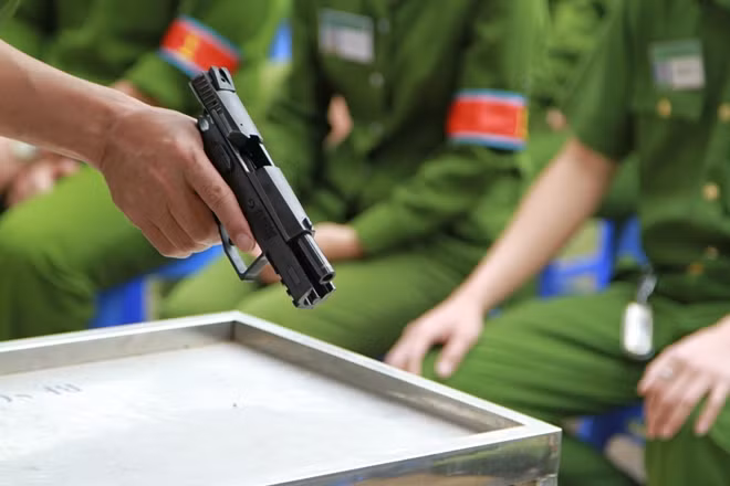 Students of People's Police Academy practice shooting and martial arts ảnh 3