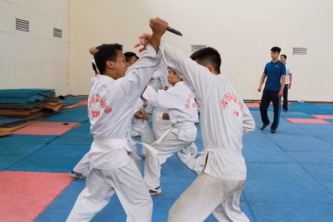 Students of People's Police Academy practice shooting and martial arts ảnh 10
