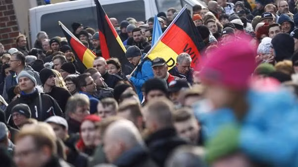 Arab refugees march against hate in German city hit by rising tensions ảnh 1