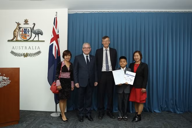 Tran Xuan Bach, Student of the Hanoi - Amsterdam High School won with perfect score at the Australian Mathematics Competition.