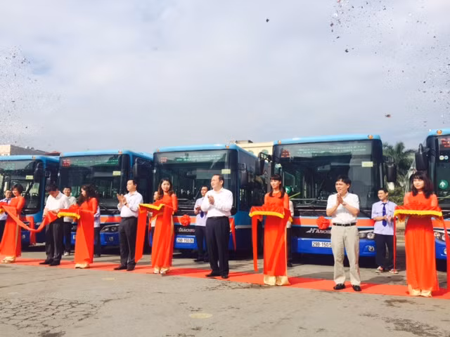 The new No 36 buses in Hà Nội’s street