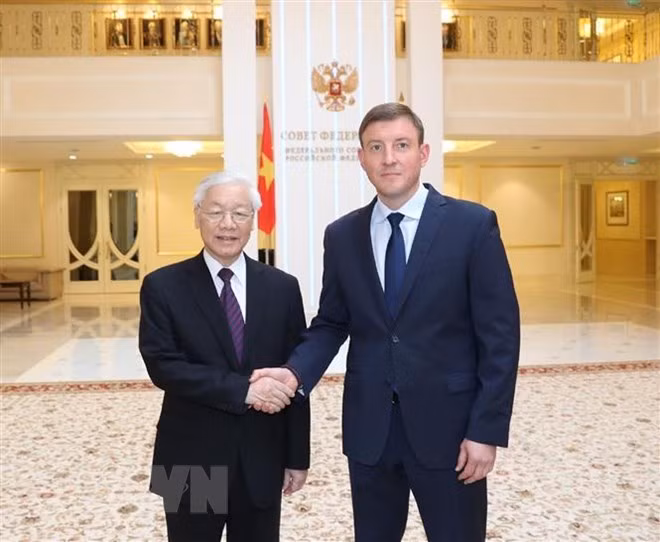 Party leader meets deputy speaker of Russian Federation Council ảnh 1
