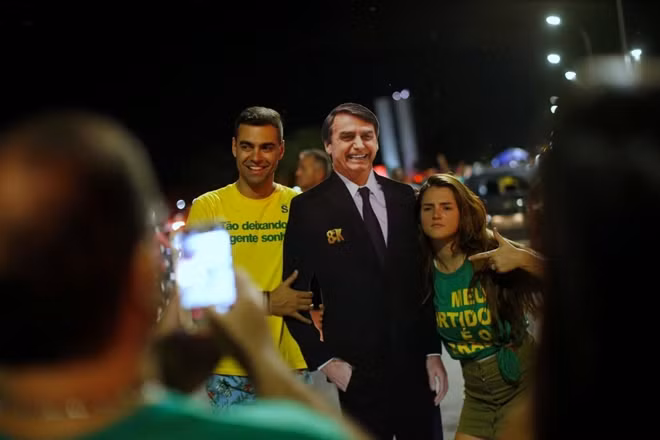 Brazil elects firebrand Bolsonaro in major swing to the right ảnh 1