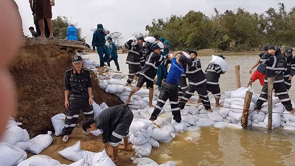 Police officers restoring the dyke in the Ong Ngon ground in Phuoc Hoa commune, Tuy Phuoc district, Binh Dinh province