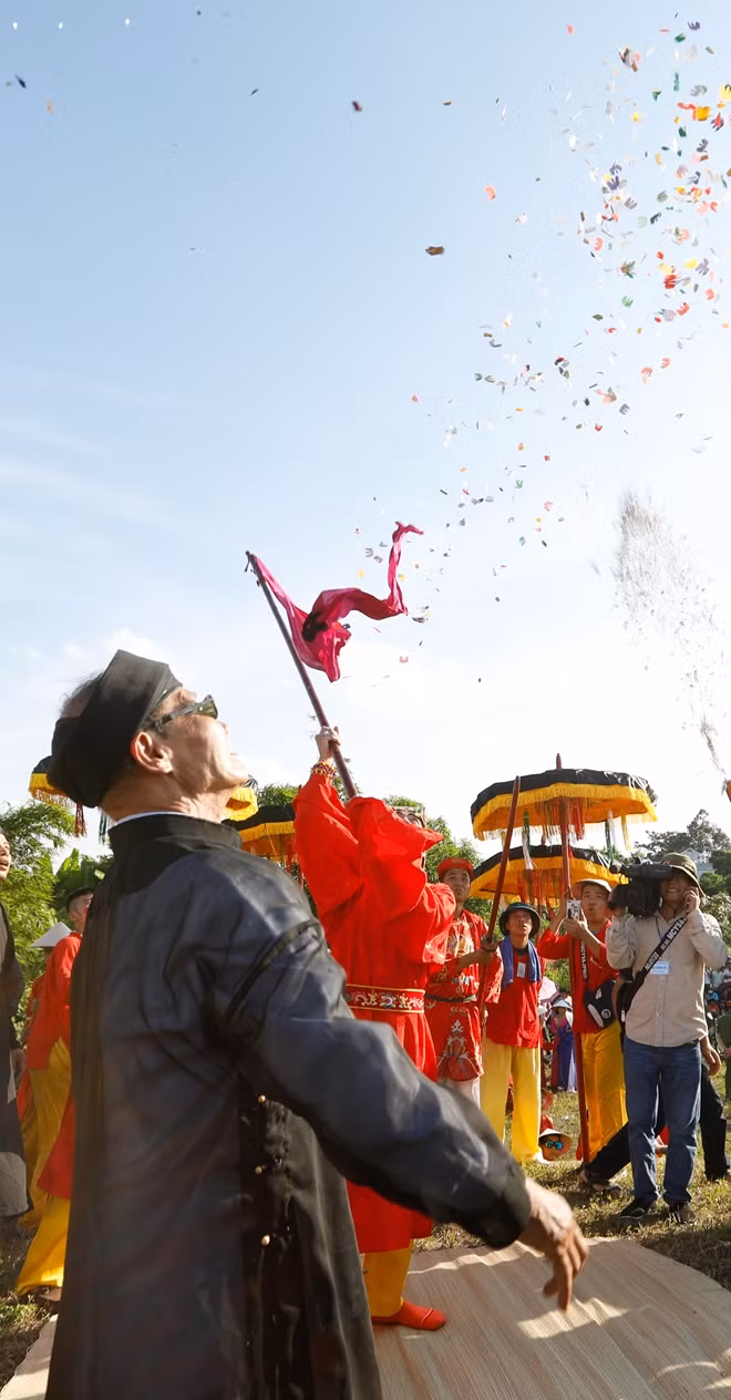 The event featured various activities such as offering ceremonies, processions, folk games and traditional art performances. It also symbolically re-enacted Saint Giong’s feats through the orchestration of an elaborate flag dance. The performance ended with the image of Saint Giong flying into the sky.