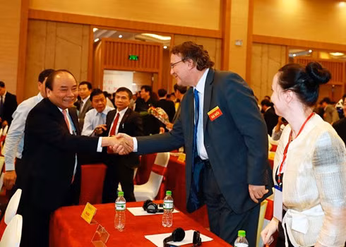 Prime Minister Nguyen Xuan Phuc meeting delegates at the event.